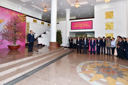 Руководители правительства Вьетнама поздравили госслужащих правительственной канцелярии с Тэтом - ảnh 1